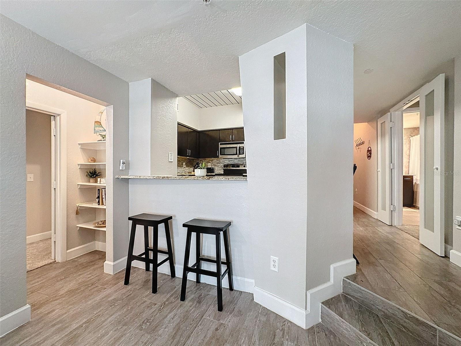 Image 8 of 50 For 2410 Azeele Street 220