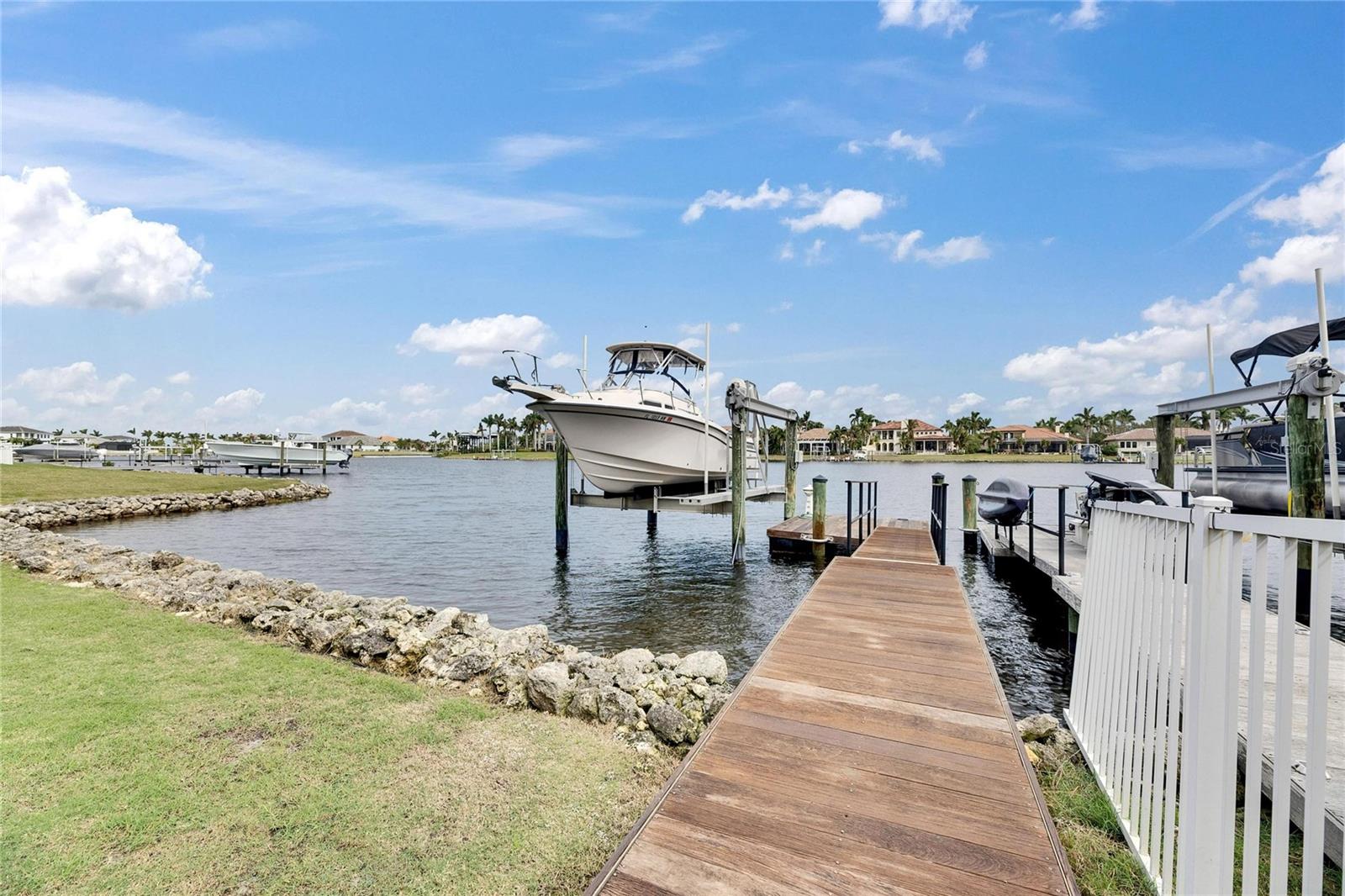 Listing photo id 10 for 735 Manns Harbor Drive