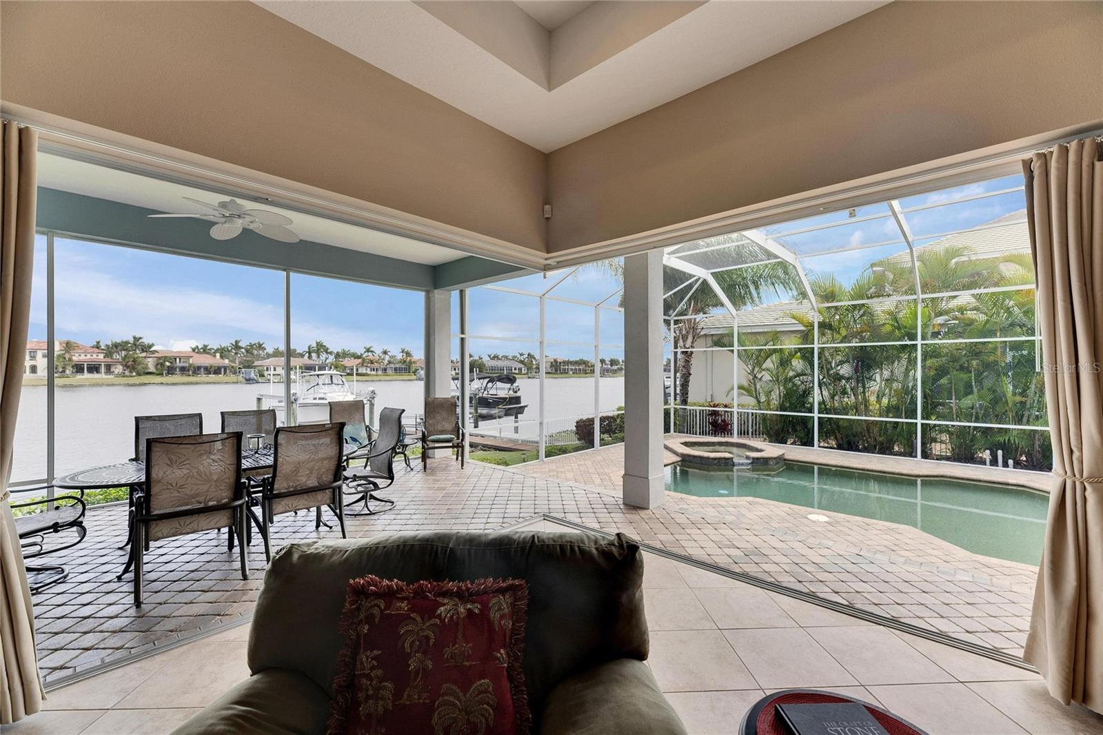 Listing photo id 5 for 735 Manns Harbor Drive