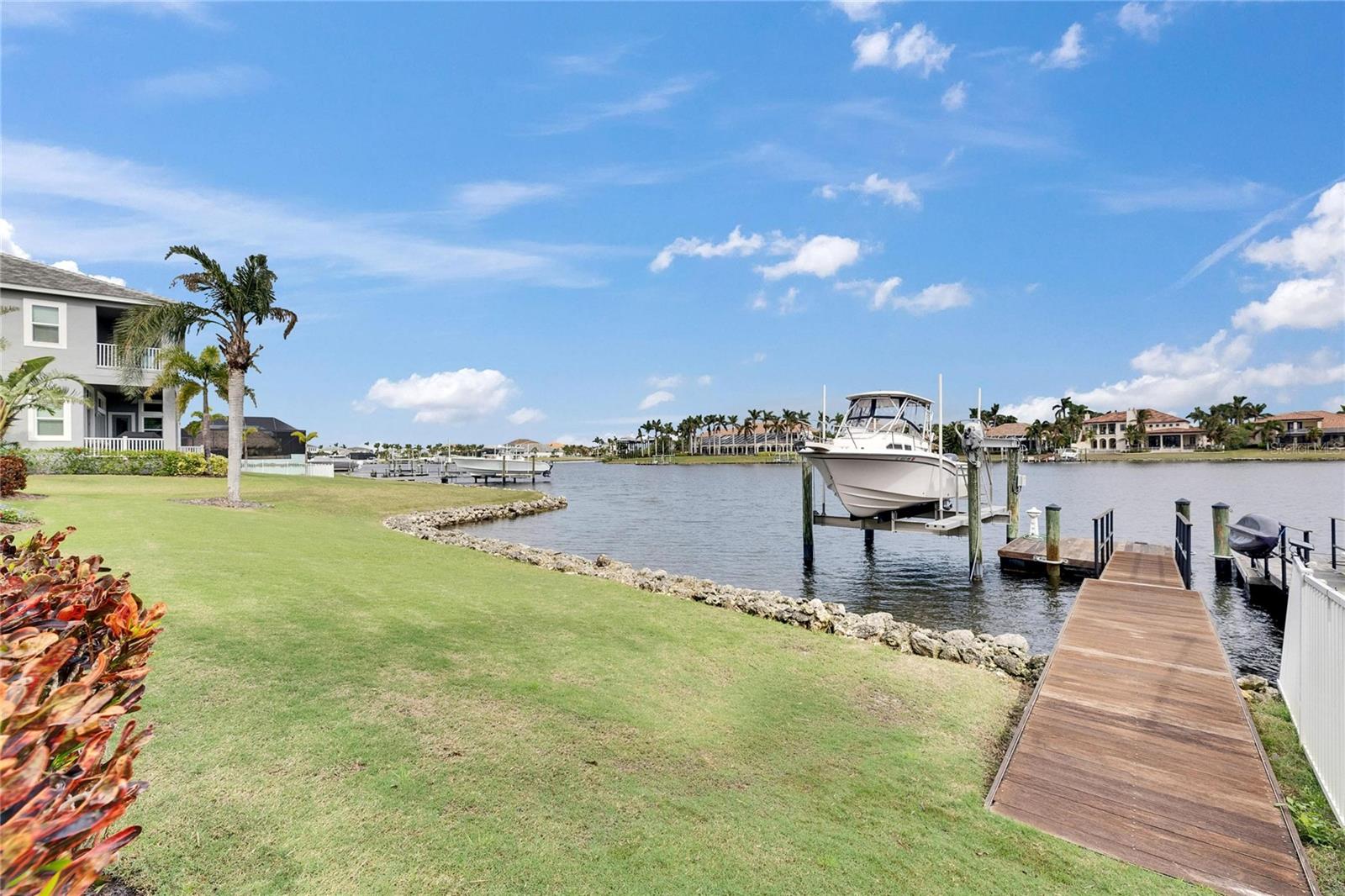 Listing photo id 77 for 735 Manns Harbor Drive