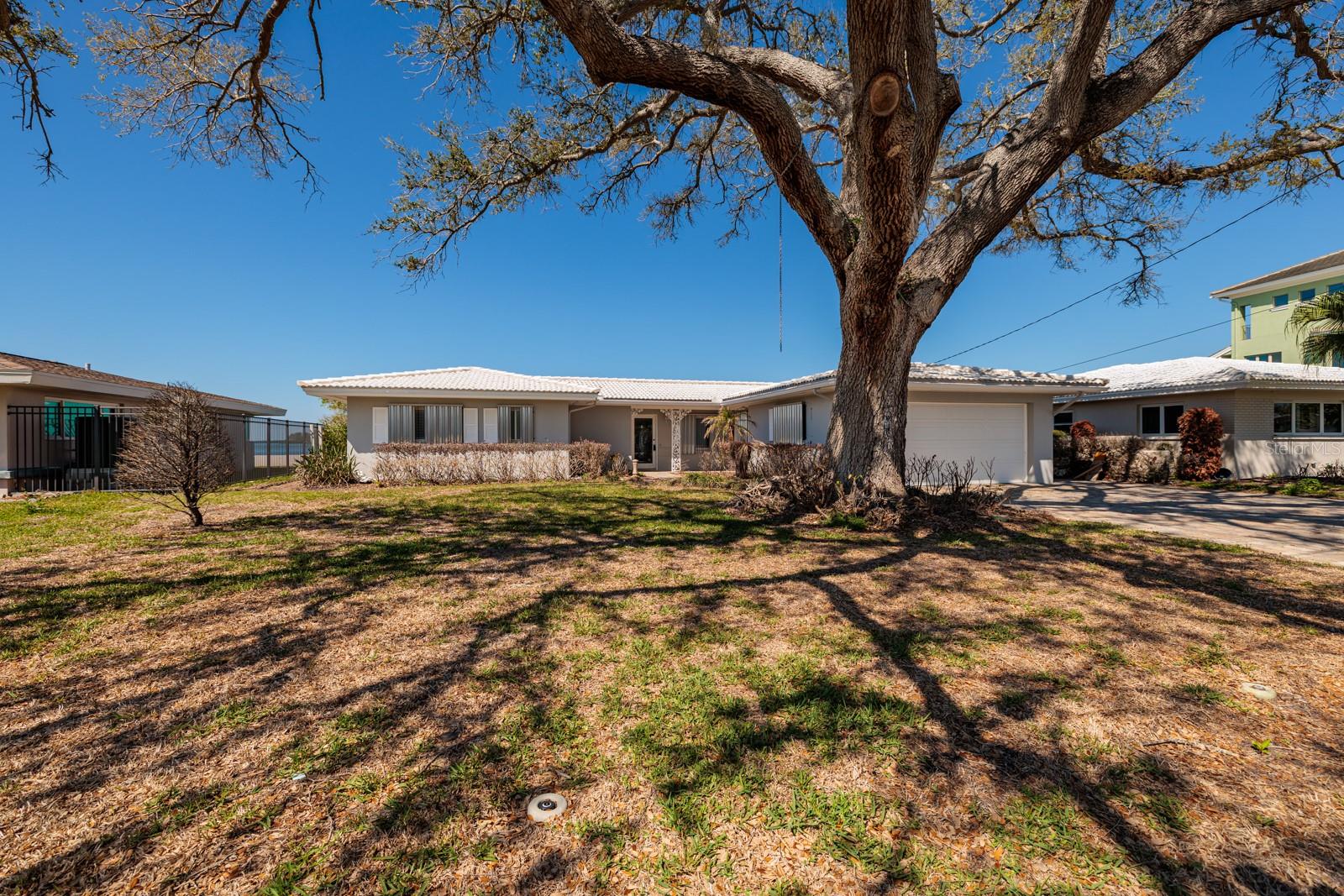 Listing photo id 2 for 2240 Harbor View Drive