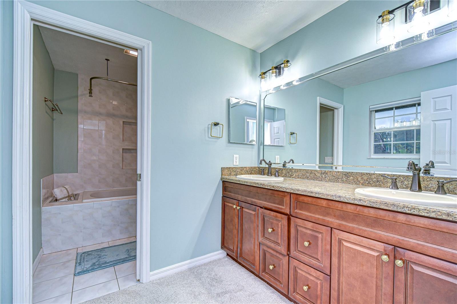 Listing photo id 20 for 114 Laurel Tree Way