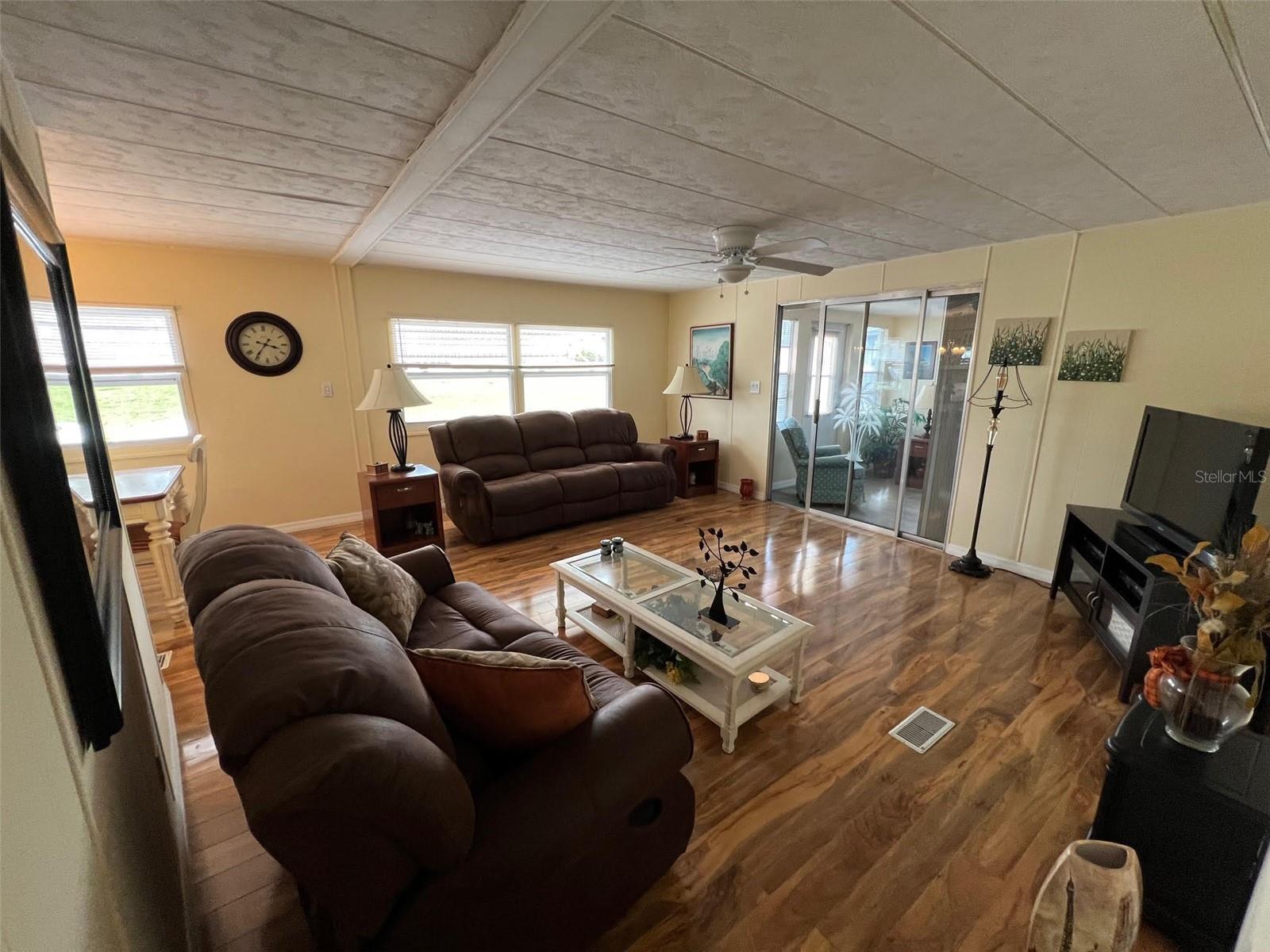 Listing photo id 12 for 6 Thatch Palm Street E