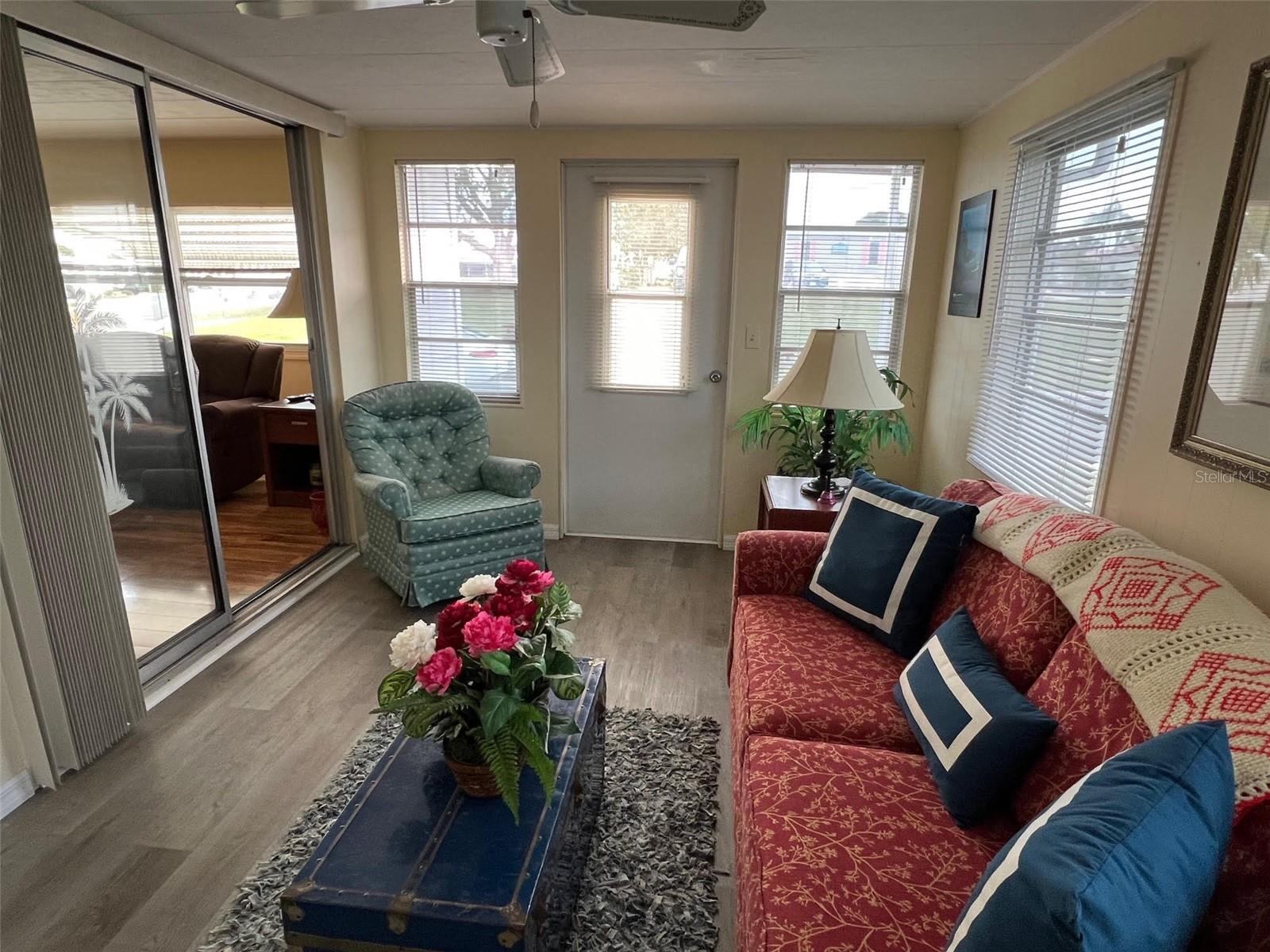 Listing photo id 15 for 6 Thatch Palm Street E