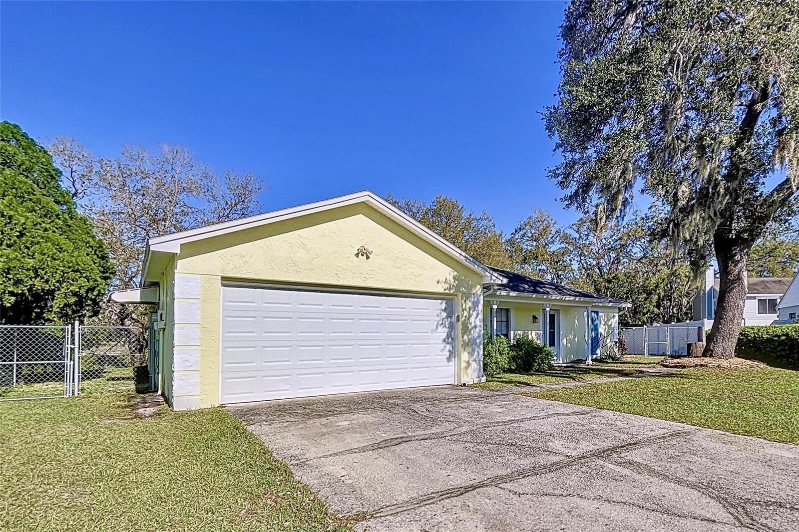 Listing photo id 1 for 808 Smith Bay Drive