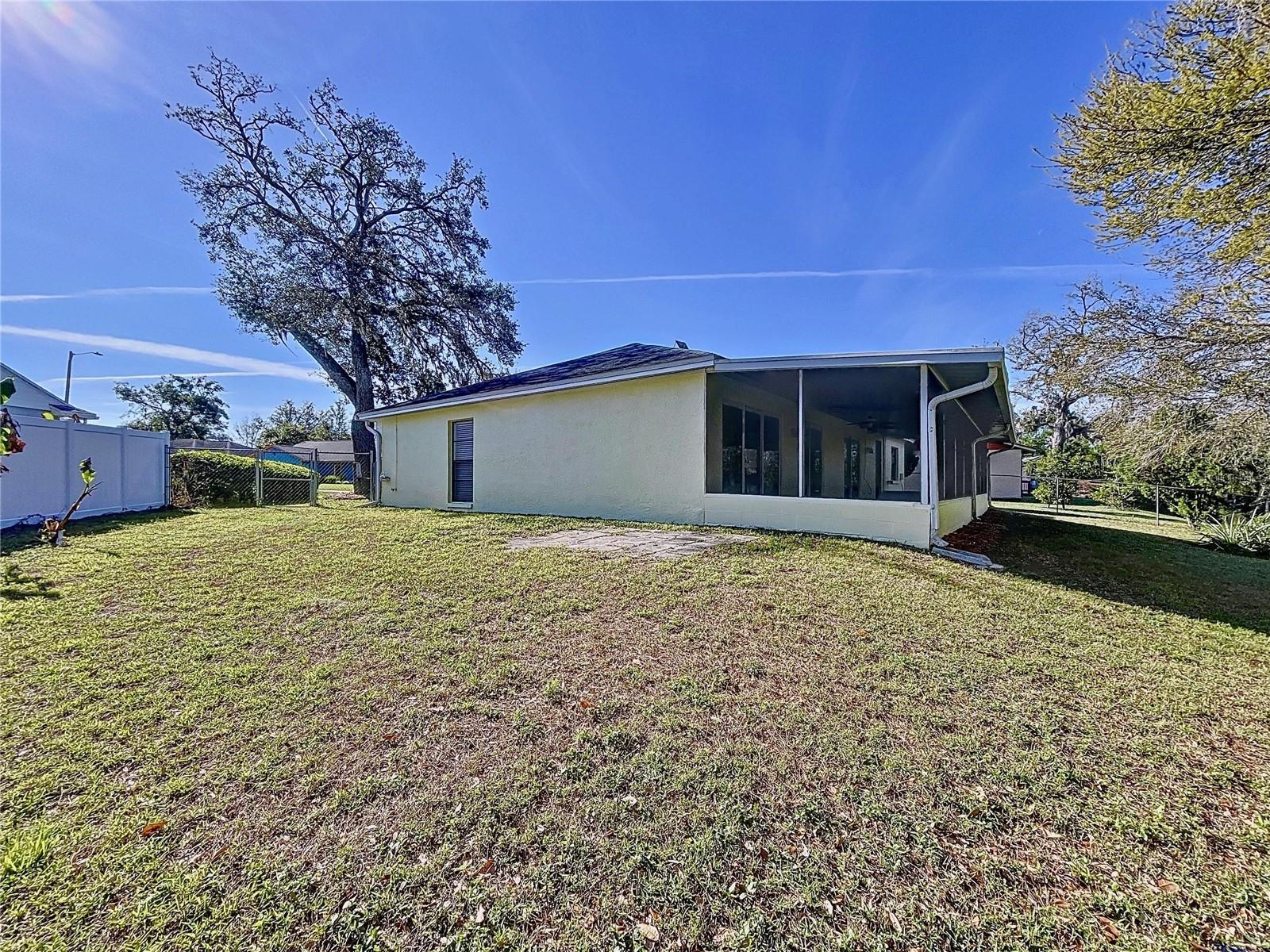 Listing photo id 2 for 808 Smith Bay Drive