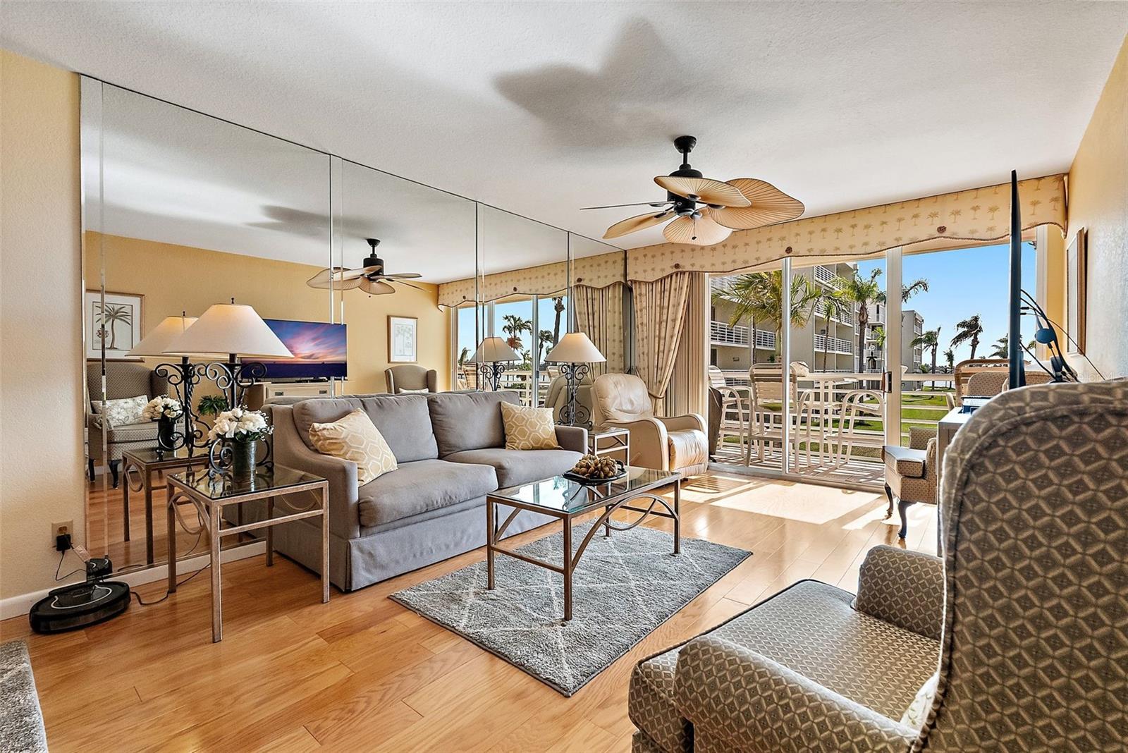 Listing photo id 9 for 6021 Bahia Del Mar Circle 234