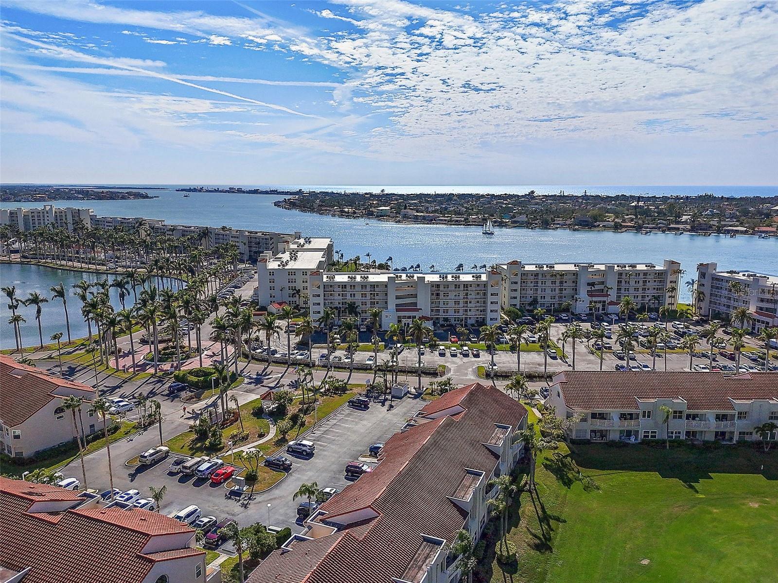 Listing photo id 33 for 6021 Bahia Del Mar Circle 234