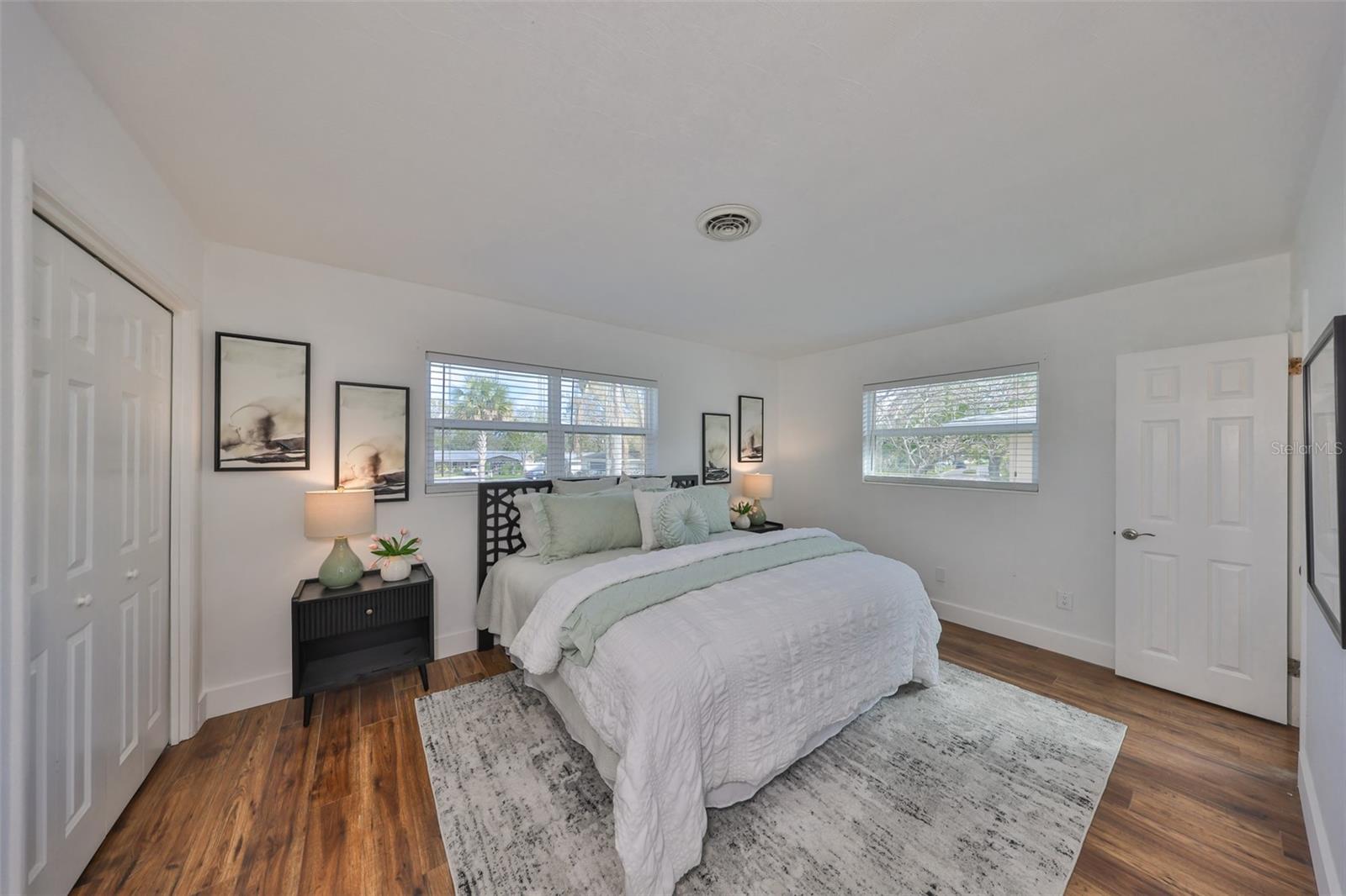 Listing photo id 20 for 1364 Evergreen Avenue