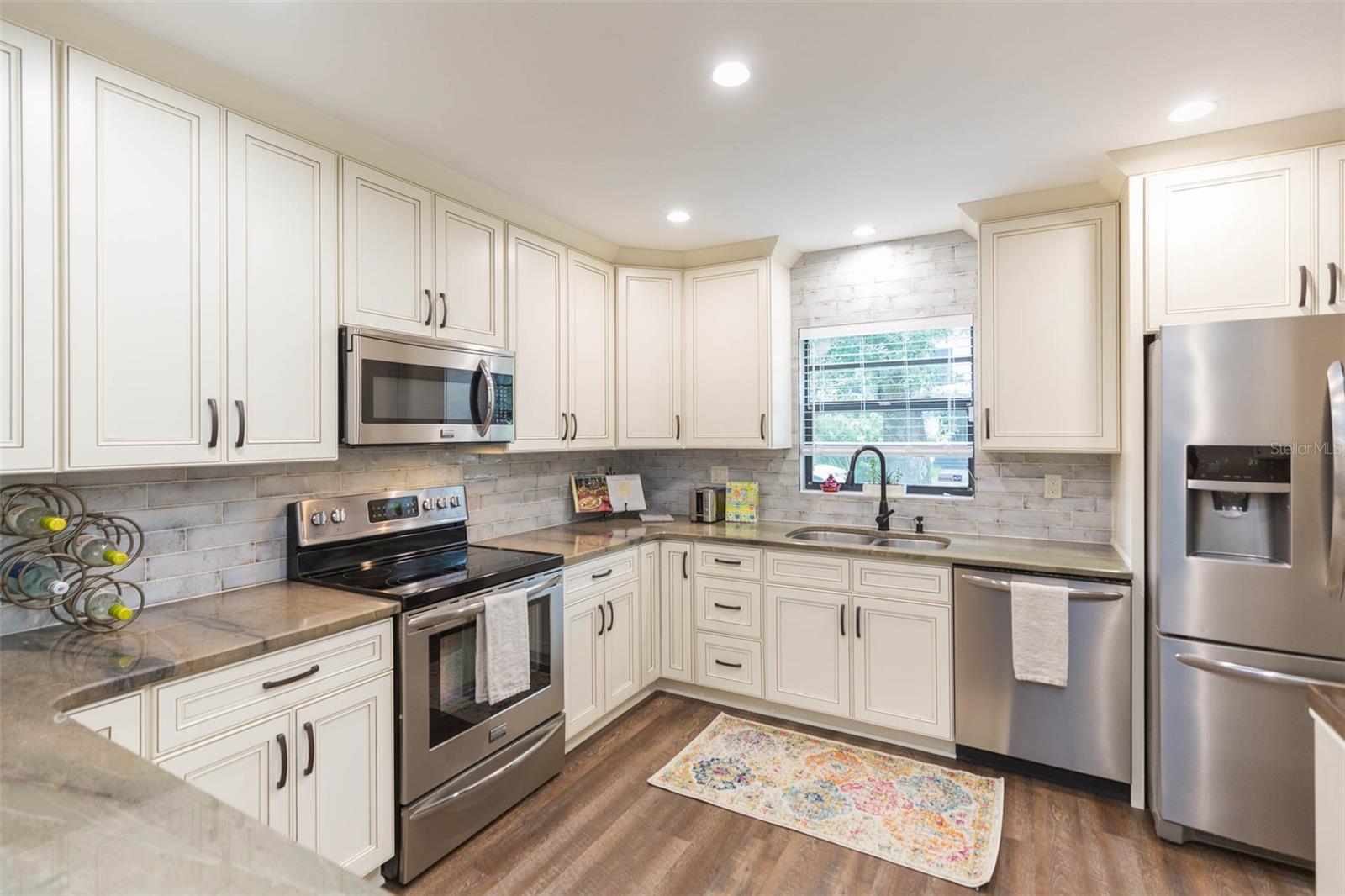 Image 3 of 18 For 702 Bay Street A