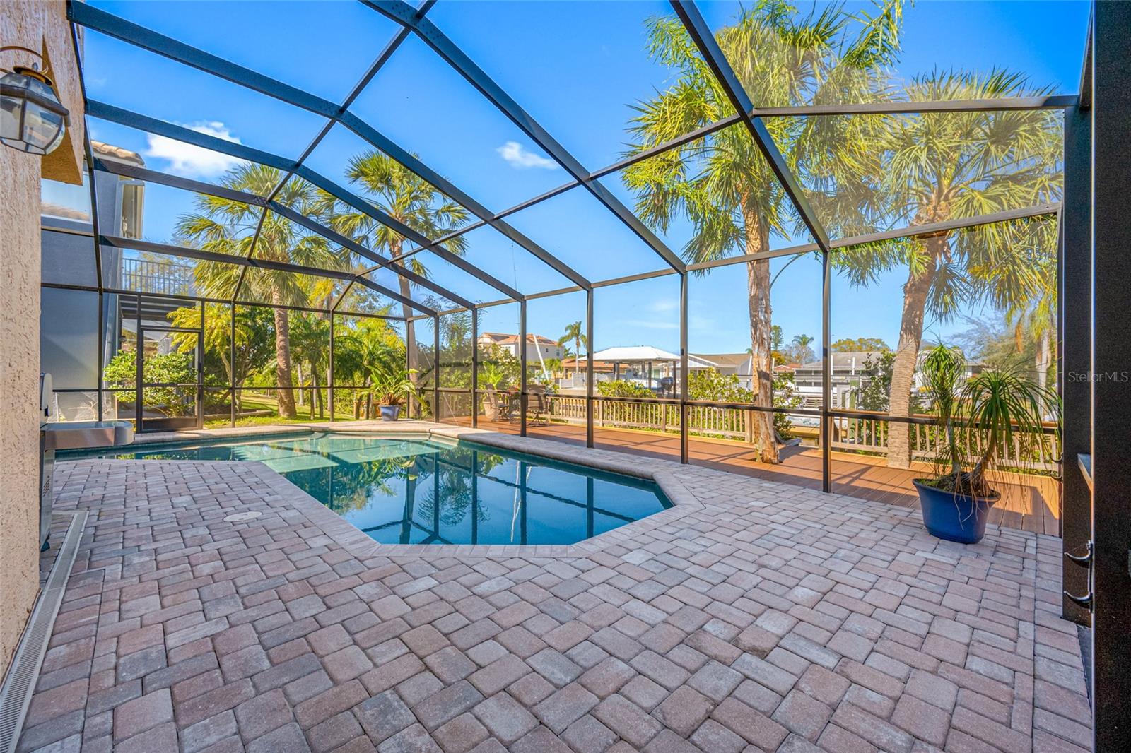 Listing photo id 2 for 10627 Hatteras Drive