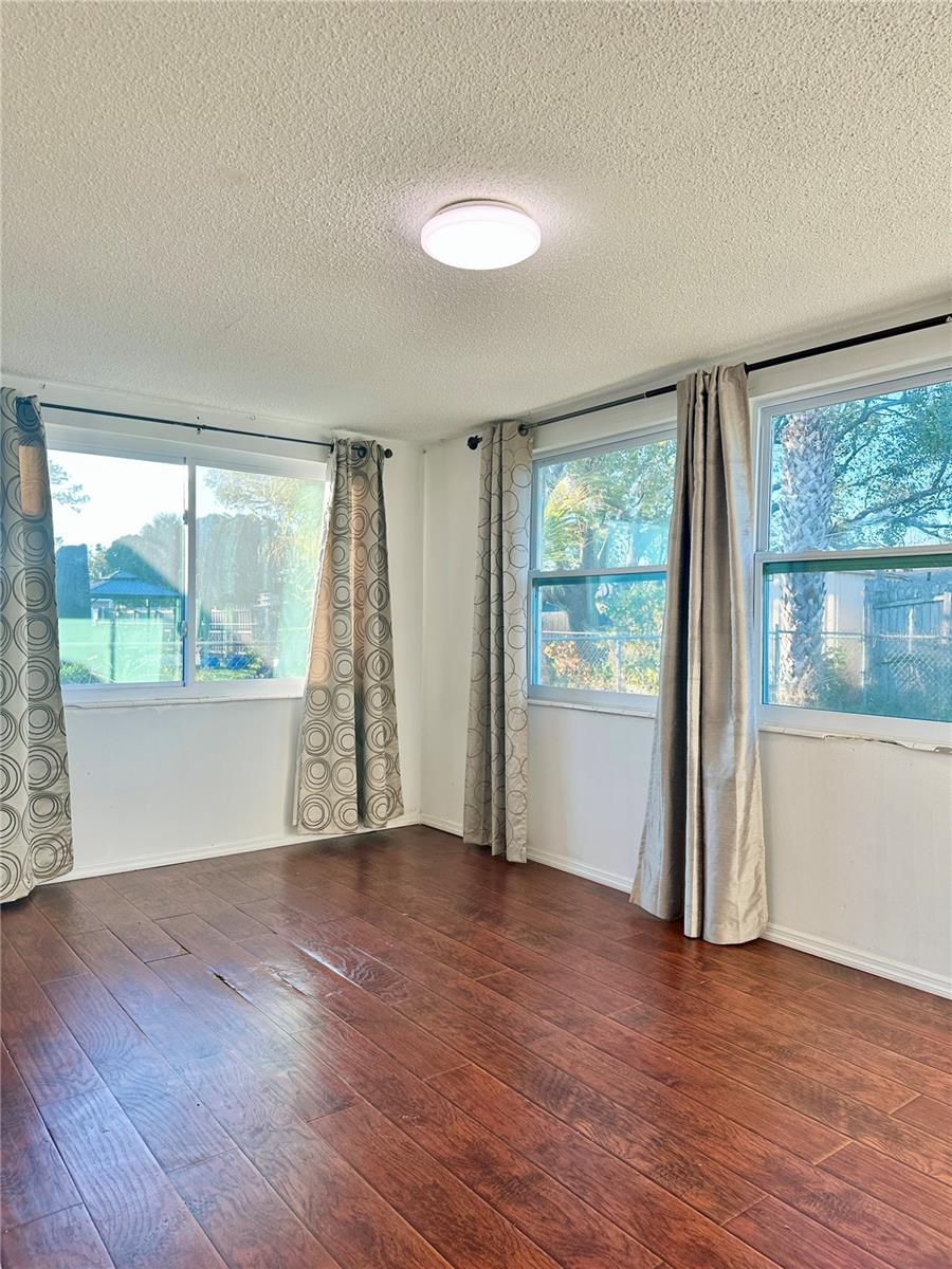 Listing photo id 9 for 3453 Garfield Drive