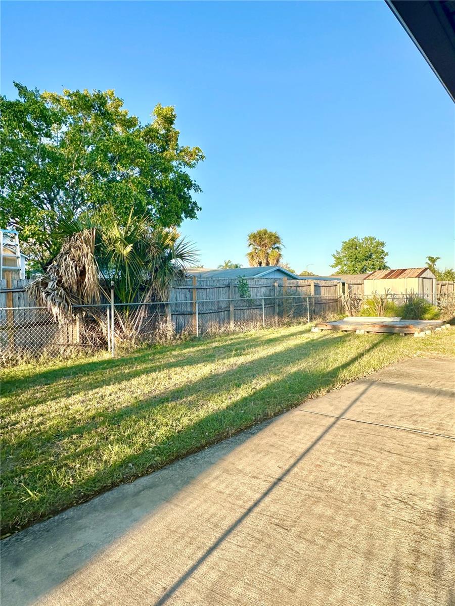 Listing photo id 13 for 3453 Garfield Drive