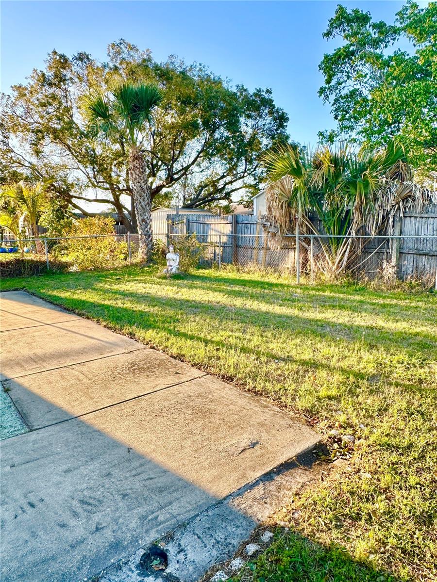 Listing photo id 17 for 3453 Garfield Drive