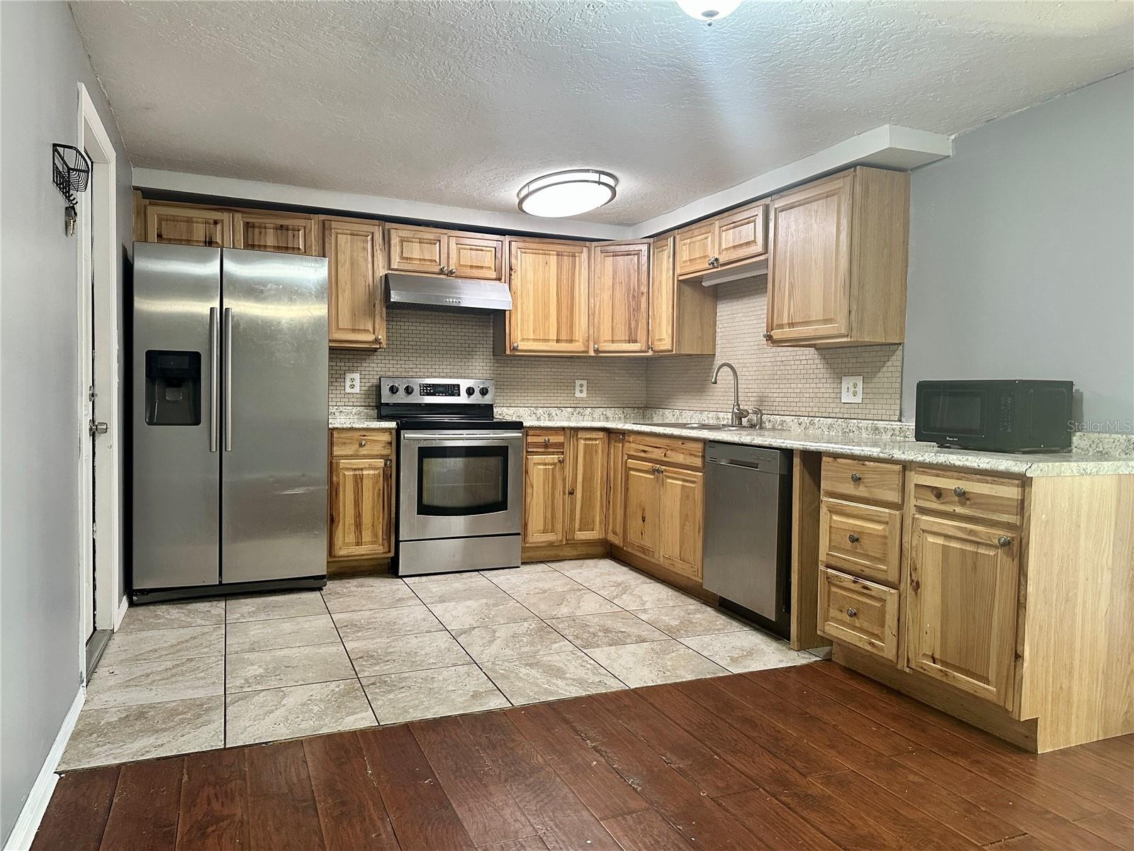 Listing photo id 0 for 3453 Garfield Drive