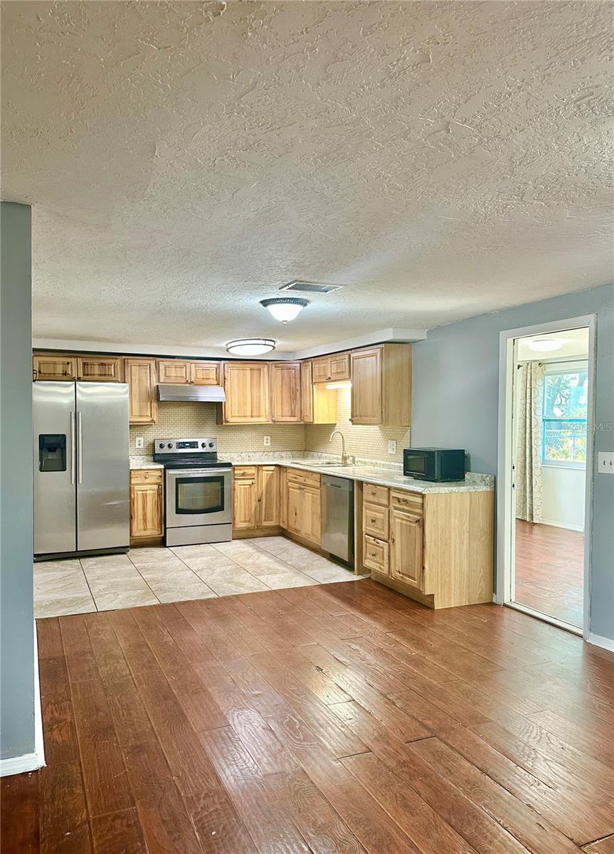 Listing photo id 2 for 3453 Garfield Drive