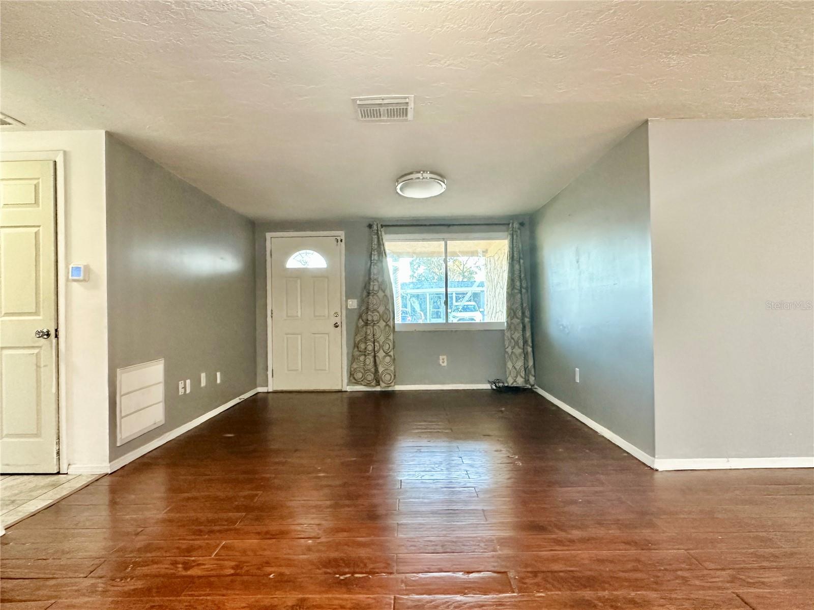Listing photo id 4 for 3453 Garfield Drive