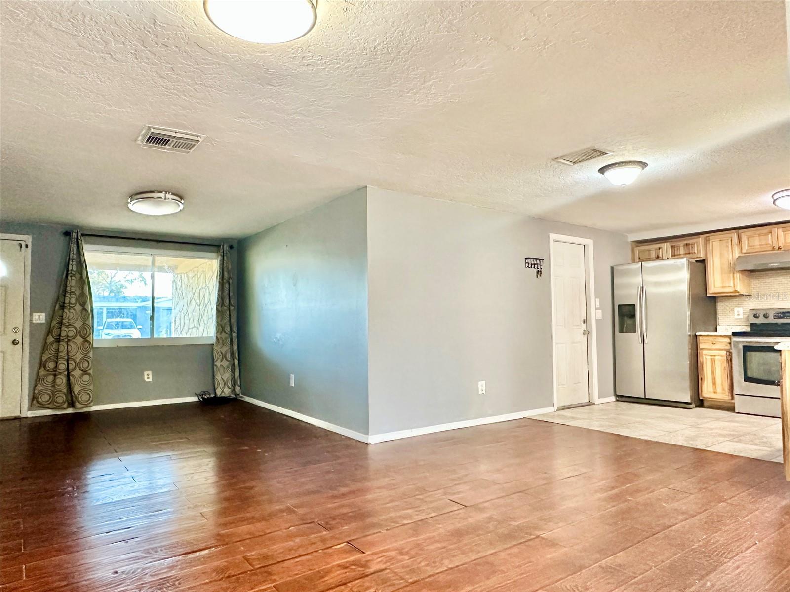 Listing photo id 5 for 3453 Garfield Drive