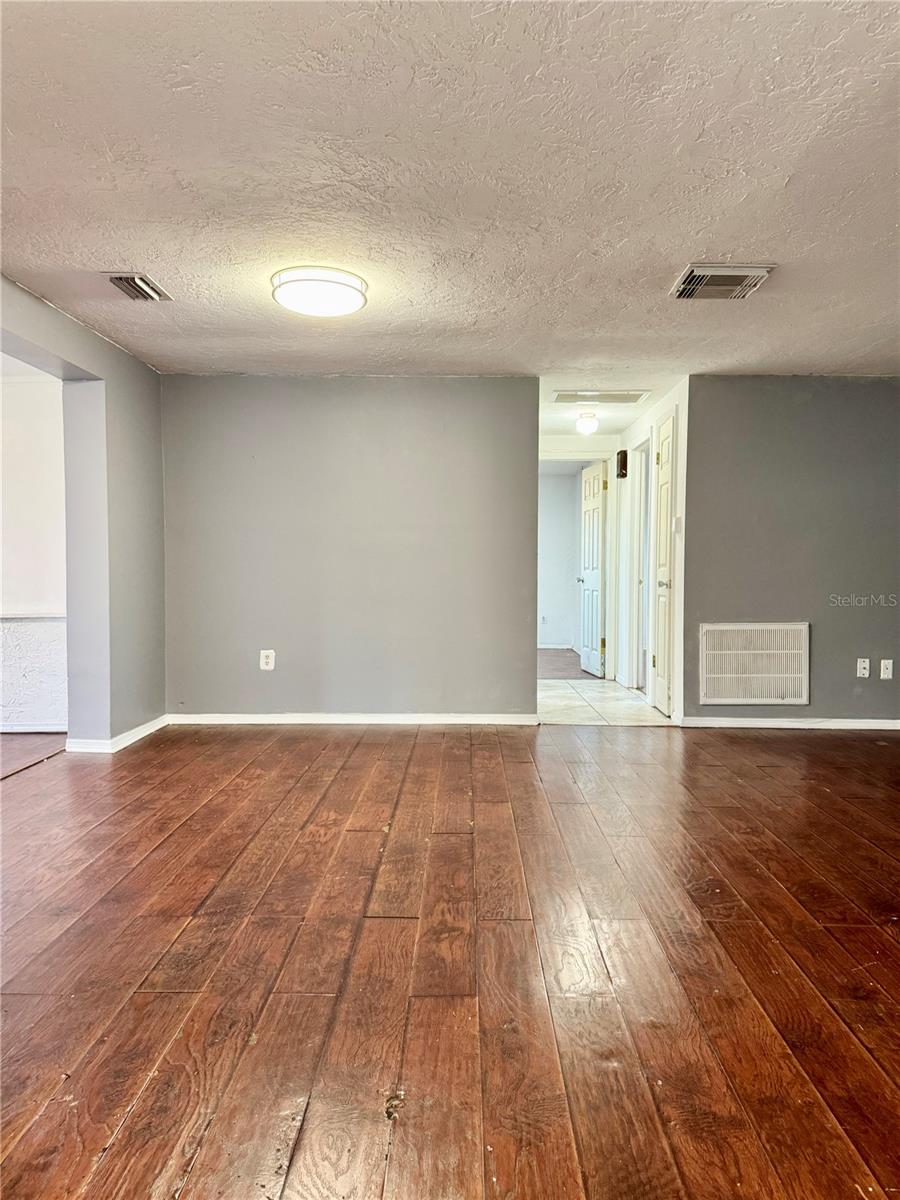 Listing photo id 6 for 3453 Garfield Drive