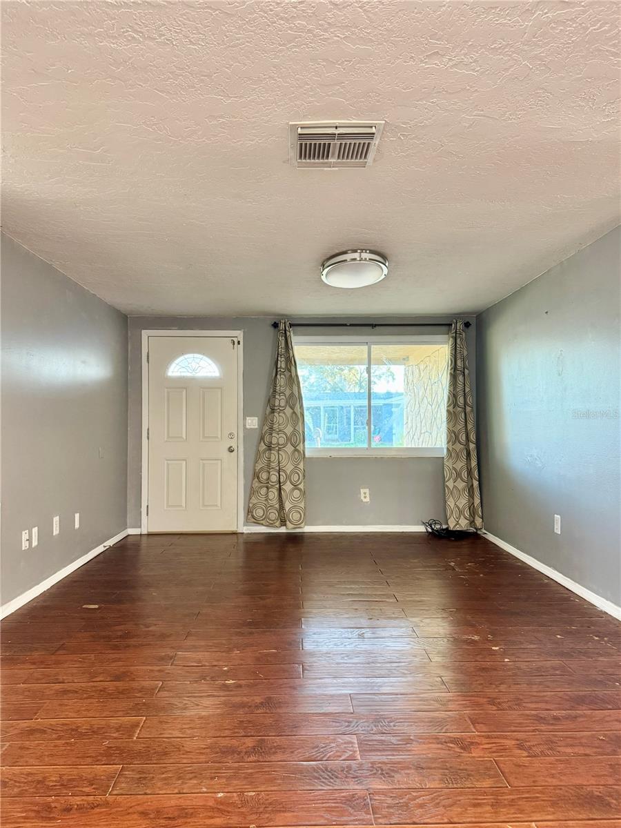 Listing photo id 7 for 3453 Garfield Drive