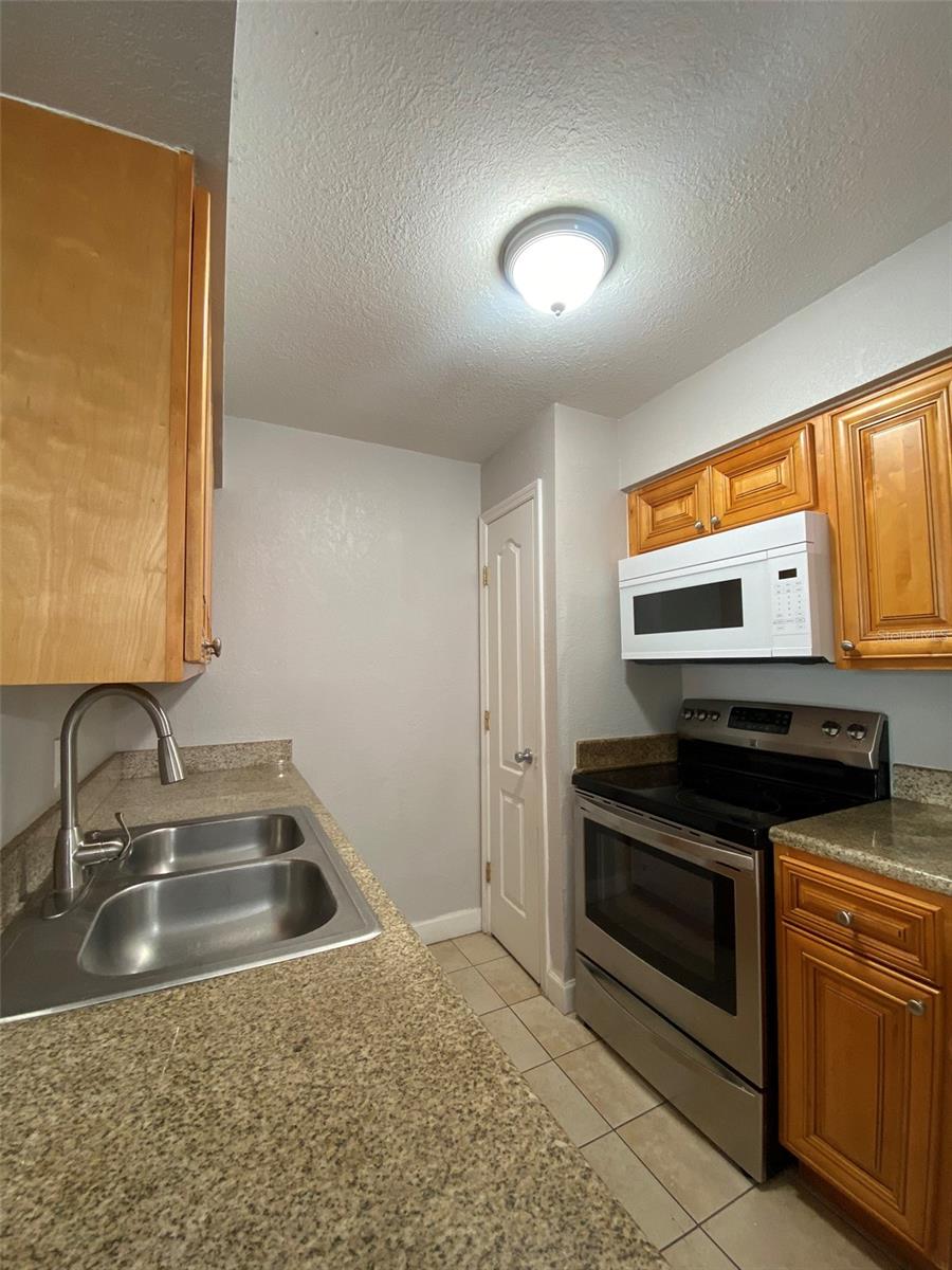 Listing photo id 3 for 216 Berry Tree Place 216