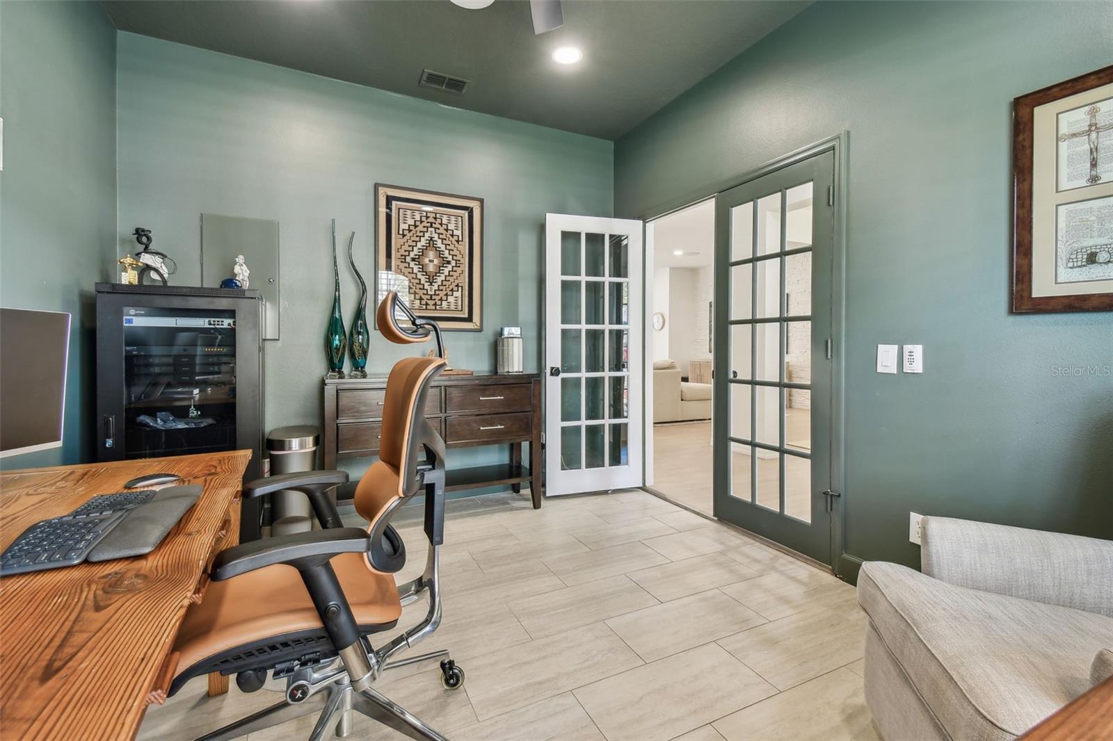 Listing photo id 27 for 12037 Mountbatten Drive