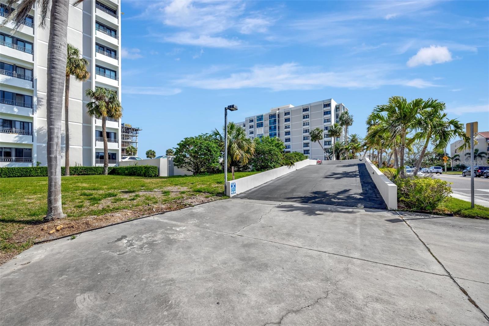 Listing photo id 13 for 851 Bayway Boulevard 904