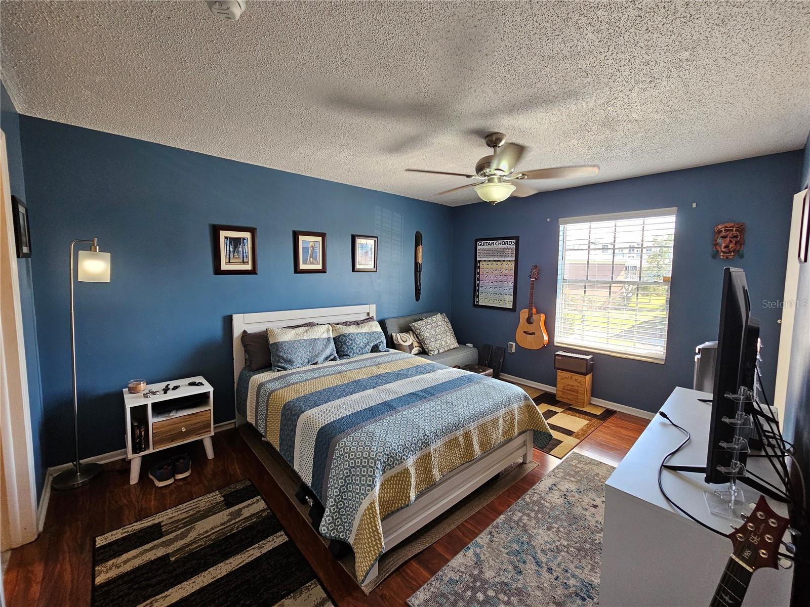 Listing photo id 15 for 3934 37th Street S 36