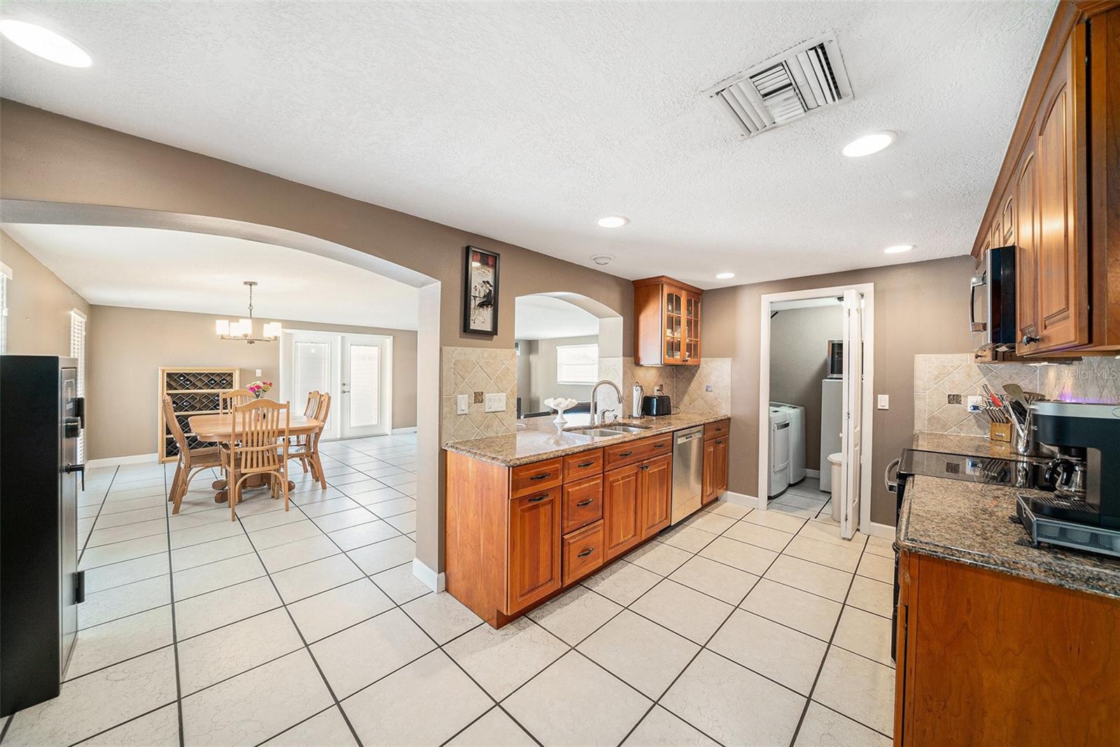 Listing photo id 9 for 8415 Westridge Drive