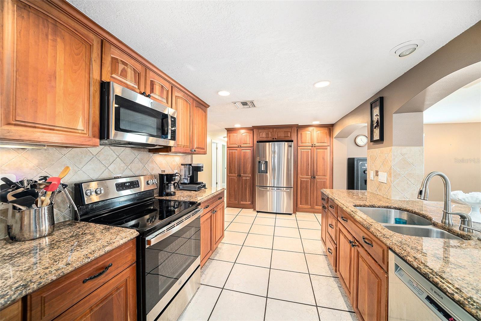 Listing photo id 11 for 8415 Westridge Drive