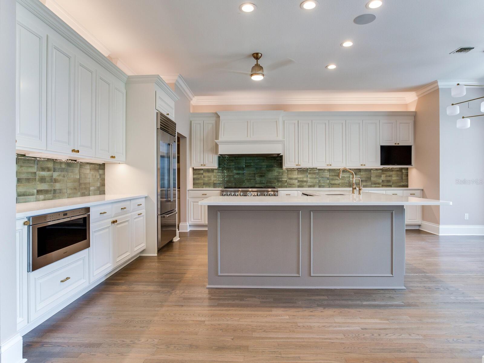 Listing photo id 12 for 2509 Dundee Street