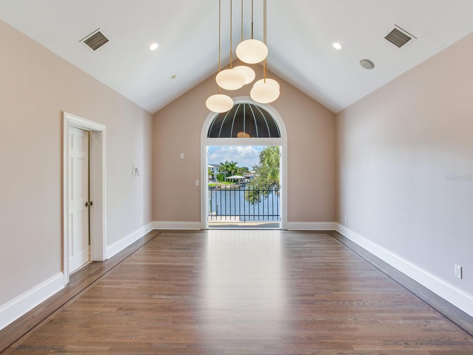 Listing photo id 16 for 2509 Dundee Street