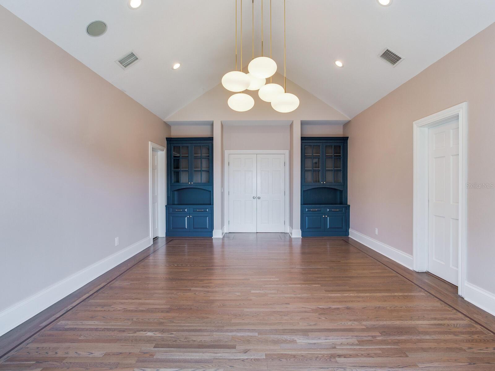 Listing photo id 17 for 2509 Dundee Street