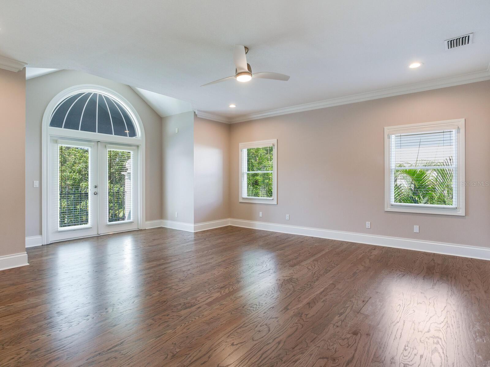 Listing photo id 22 for 2509 Dundee Street