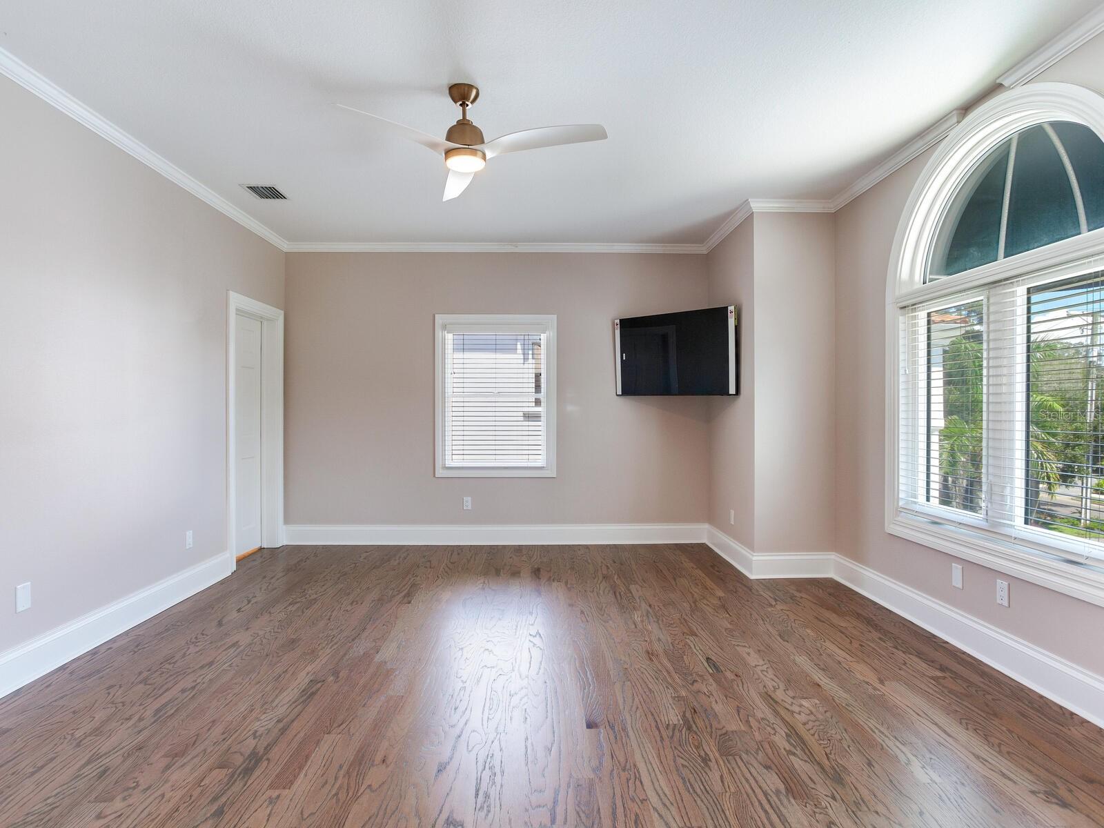Listing photo id 24 for 2509 Dundee Street
