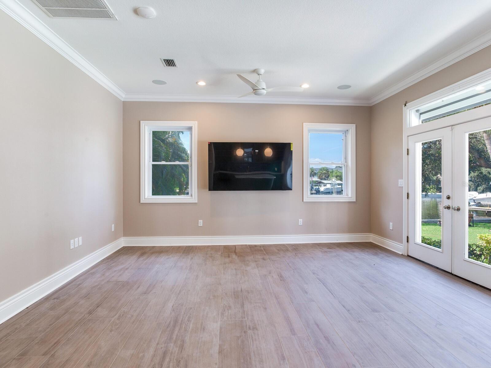 Listing photo id 29 for 2509 Dundee Street