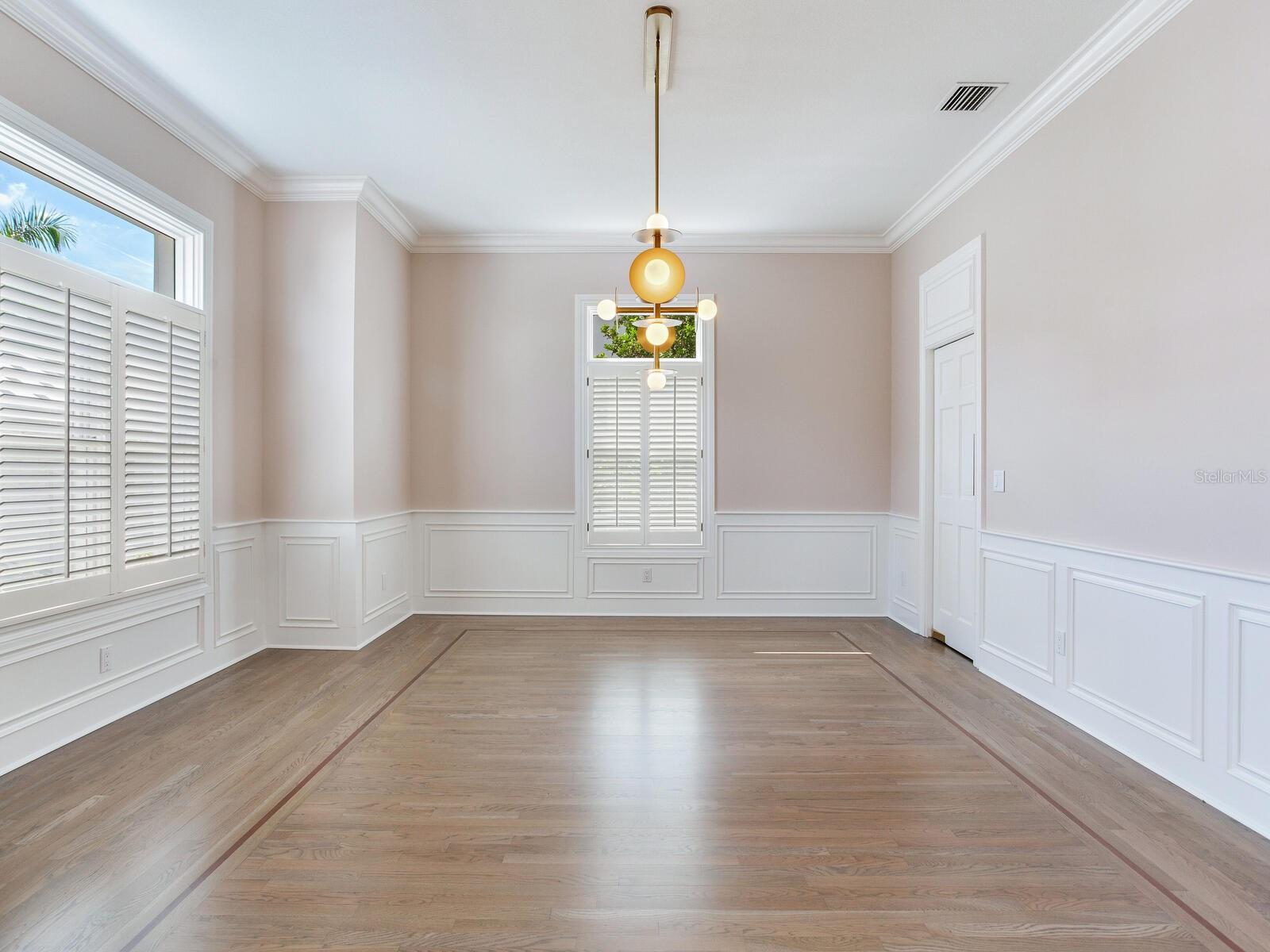 Listing photo id 7 for 2509 Dundee Street