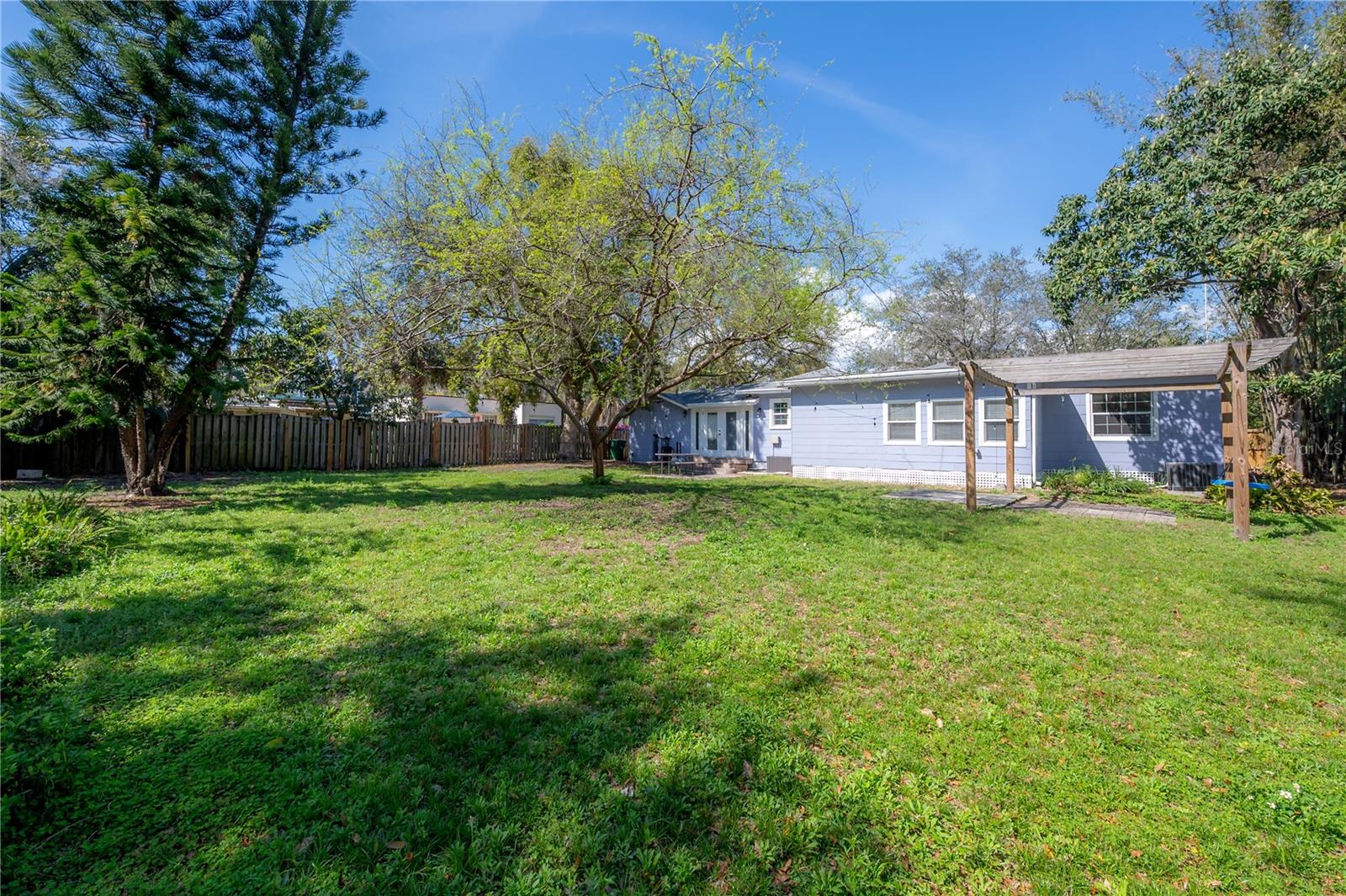 Listing photo id 35 for 1303 Clifton Street