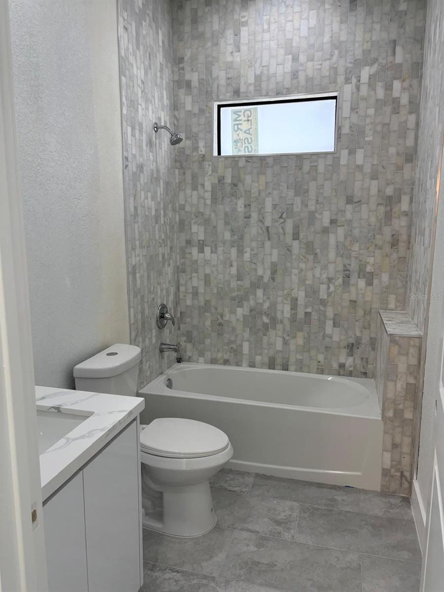 Listing photo id 4 for 9 Tee View Road
