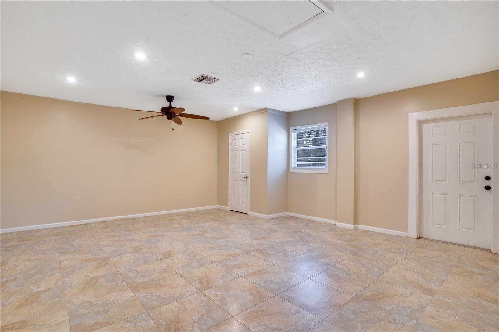 Listing photo id 24 for 3416 70th Street