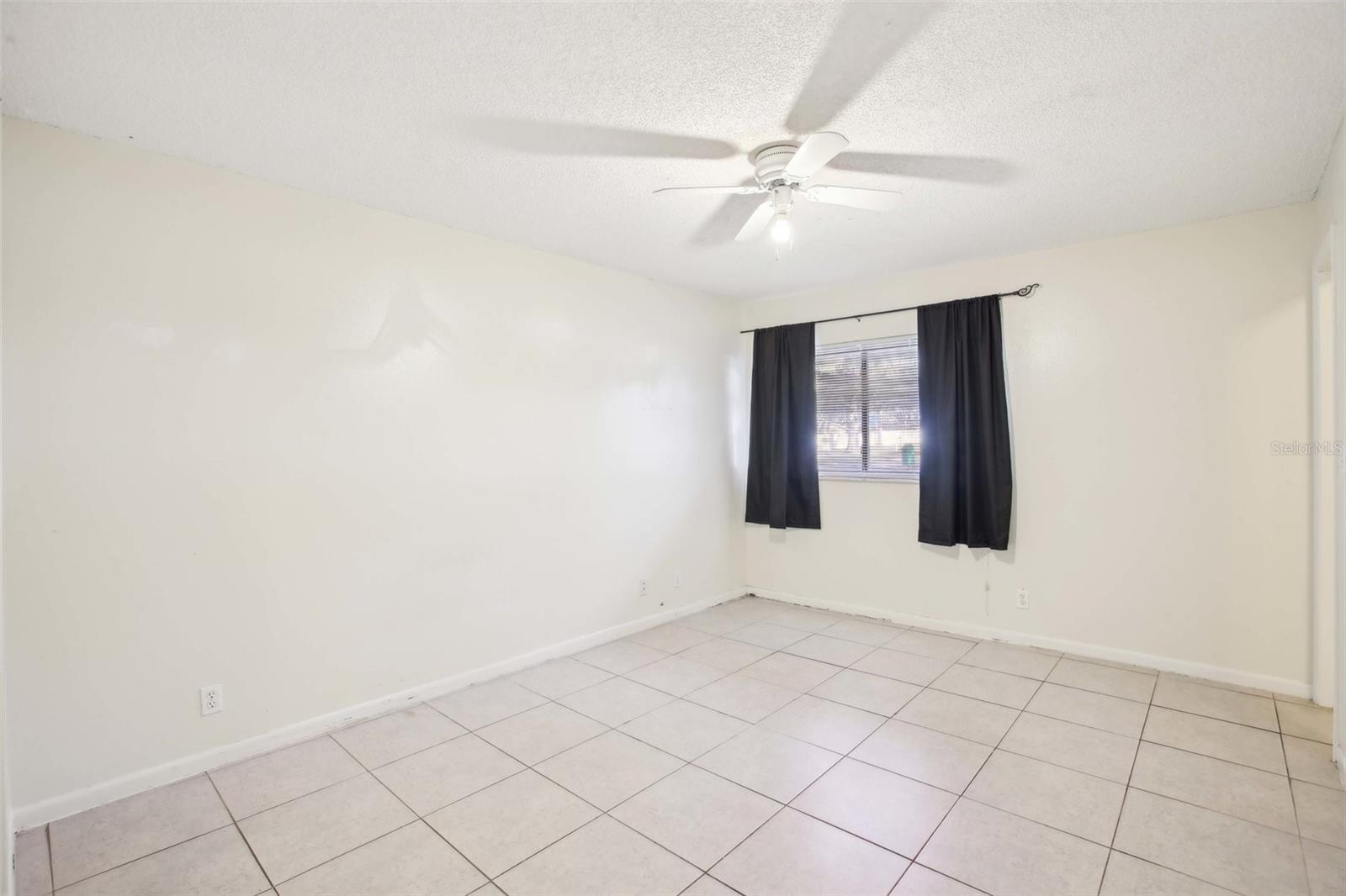 Listing photo id 11 for 8001 Jasmine Drive 8001