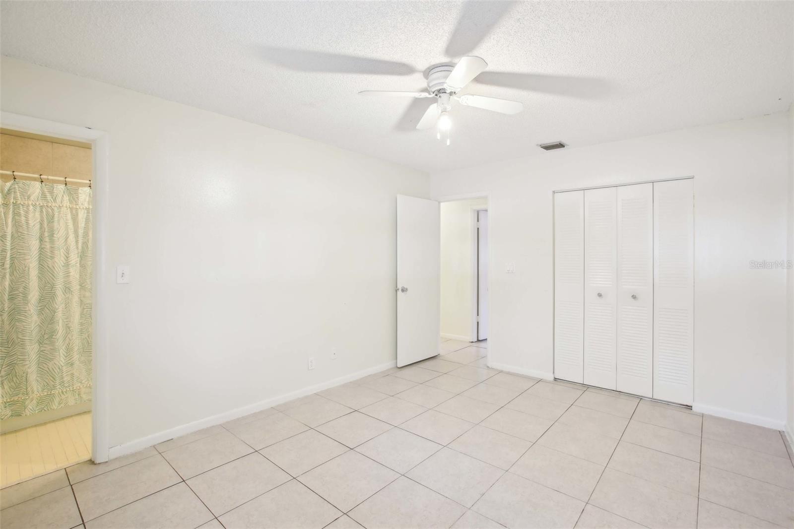 Listing photo id 12 for 8001 Jasmine Drive 8001