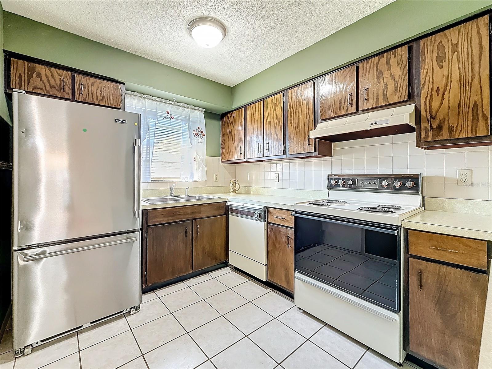 Listing photo id 12 for 1305 Delbar Court