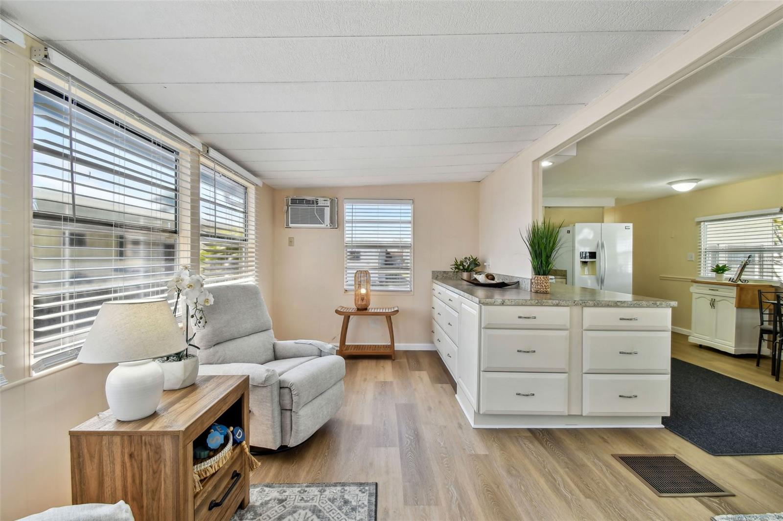 Image 11 of 74 For 12651 Seminole Boulevard 2o