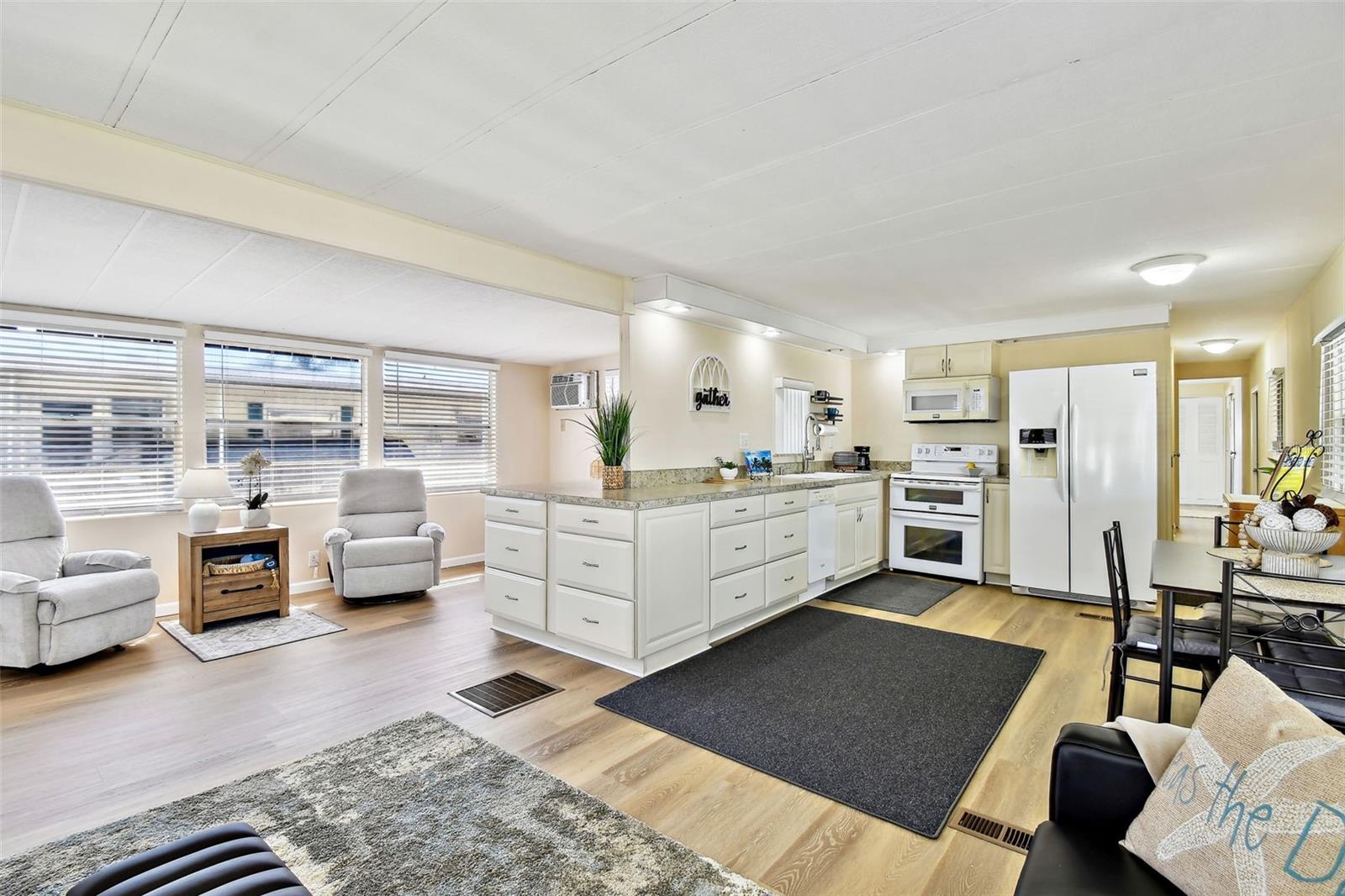 Image 14 of 74 For 12651 Seminole Boulevard 2o