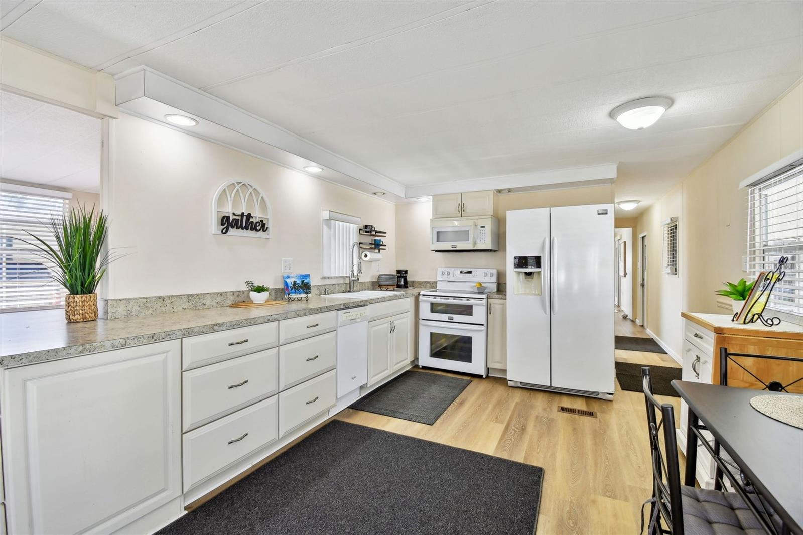 Image 21 of 74 For 12651 Seminole Boulevard 2o