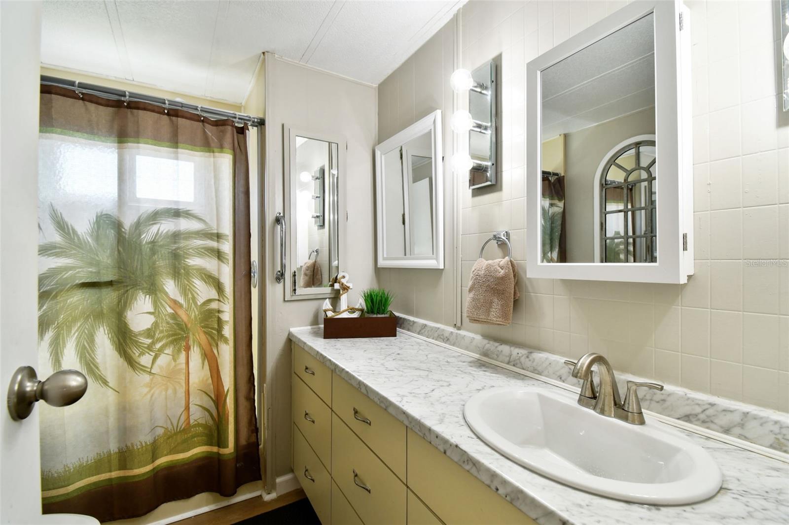 Image 28 of 74 For 12651 Seminole Boulevard 2o