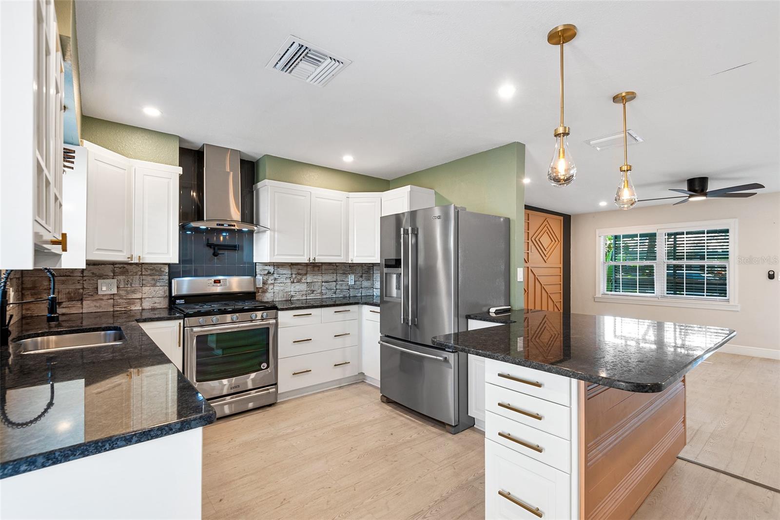 Image 11 of 35 For 810 22nd Street N