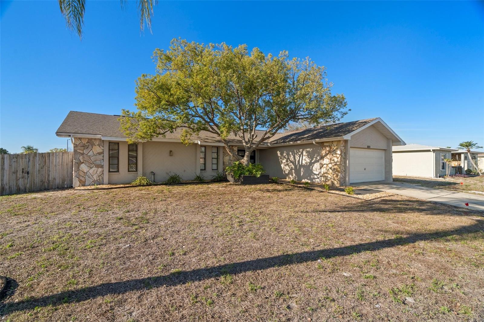 Listing photo id 0 for 8001 Laurel Vista Loop