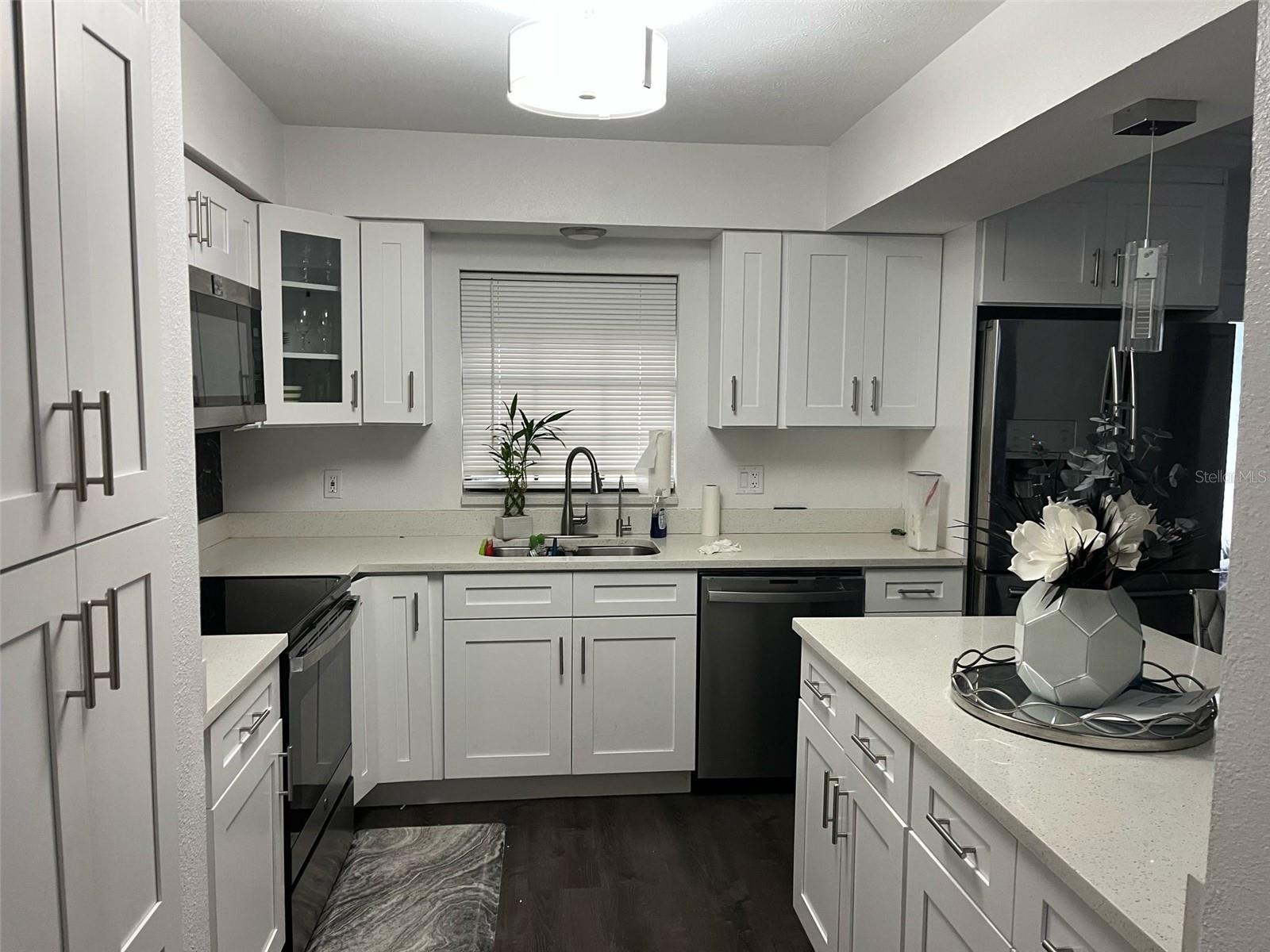 Listing photo id 2 for 2710 Osborne Avenue 1
